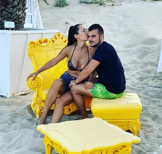 Джена и малкия Канар отдъхват на златни столове