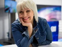 Джуджи се показа като млада