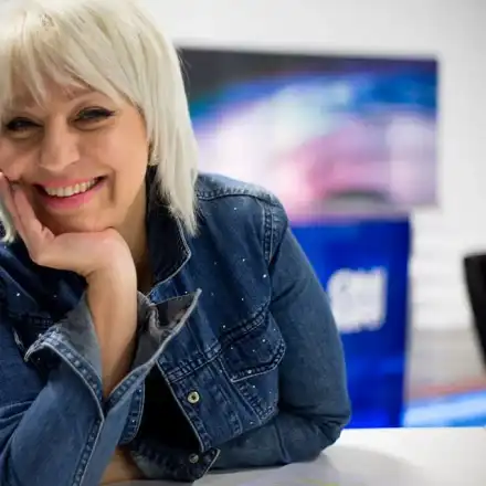 Джуджи се показа като млада