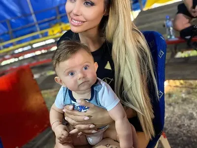 Джулиана Гани в ужас от ушите на сина си, били твърде щръкнали (Силиконката му ги оправя с коректор)