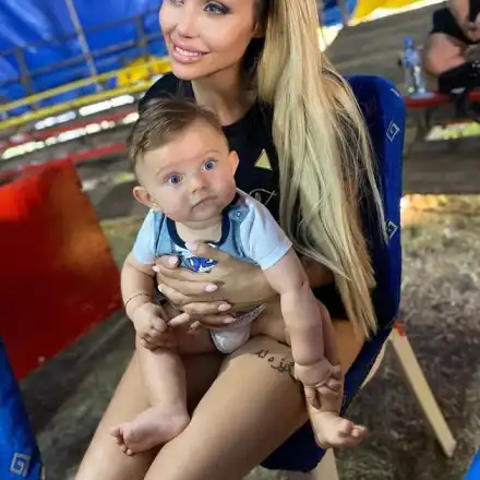 Джулиана Гани в ужас от ушите на сина си, били твърде щръкнали (Силиконката му ги оправя с коректор)