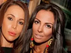 ДОЖИВЯХМЕ! Алисия и Николета заровиха томахавките (Певицата затрупа вечната си врагиня с подаръци)
