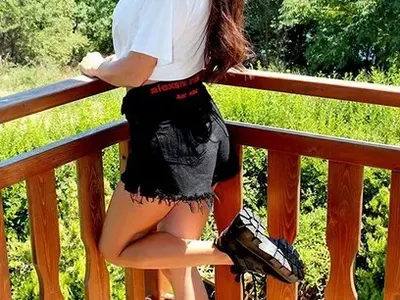 Дупето на Преслава се сплеска като мекица (На живо амортизираната певица има доста нугледен вид)