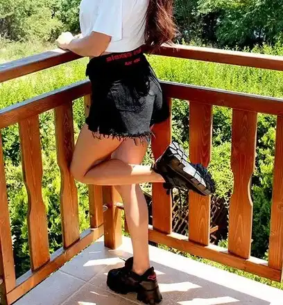 Дупето на Преслава се сплеска като мекица (На живо амортизираната певица има доста нугледен вид)