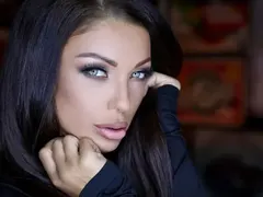 Емануела гадже с Аквамен