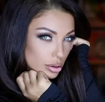 Емануела гадже с Аквамен