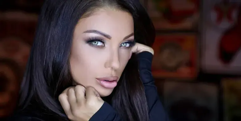 Емануела гадже с Аквамен