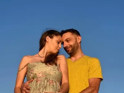 Евелин Костова показа бременното си коремче (Фото)