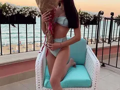 Гаджето на Неделев празнува рожден ден сама, националът й праща рози (Снимки)