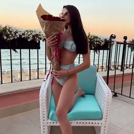 Гаджето на Неделев празнува рожден ден сама, националът й праща рози (Снимки)