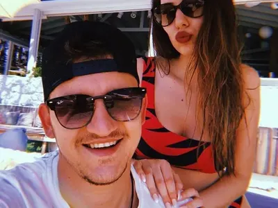 Гаджето на Неделев празнува рожден ден сама, националът й праща рози (Снимки)