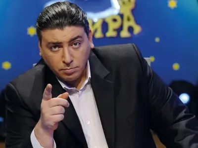 Геро пак пуши димящи цигари (Водещият заряза електронните)