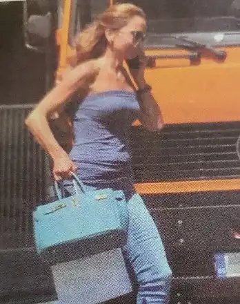 Камион на косъм да смаже Ивайла Бакалова (Папарашко фото)