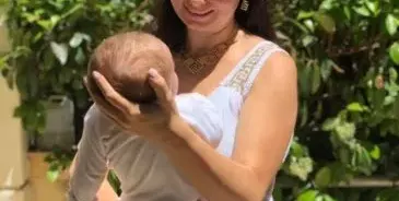 Кобилкина носи сина си като момиче