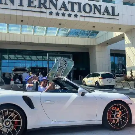 Коцето закъса за пари, продава колите си (Снимка)