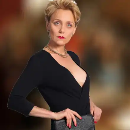 Койна Русева събира погледите със секси танци на яхта