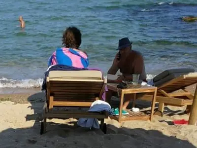 Коронавирус? Ген. Мутафчийски на плаж с екстравагантно бомбе, разхлажда се с мохито (Папарашки снимки)