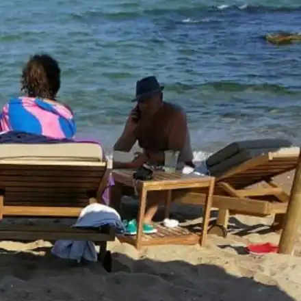 Коронавирус? Ген. Мутафчийски на плаж с екстравагантно бомбе, разхлажда се с мохито (Папарашки снимки)