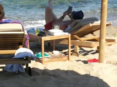 Коронавирус? Ген. Мутафчийски на плаж с екстравагантно бомбе, разхлажда се с мохито (Папарашки снимки)