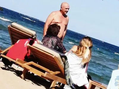 Коронавирус? Ген. Мутафчийски на плаж с екстравагантно бомбе, разхлажда се с мохито (Папарашки снимки)