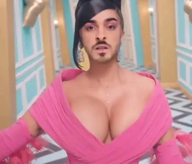 Криско тайно мечтае да е жена?! Майки скочиха срещу джендърските изцепки на любимеца на непълнолетните им деца (СНИМКИ)