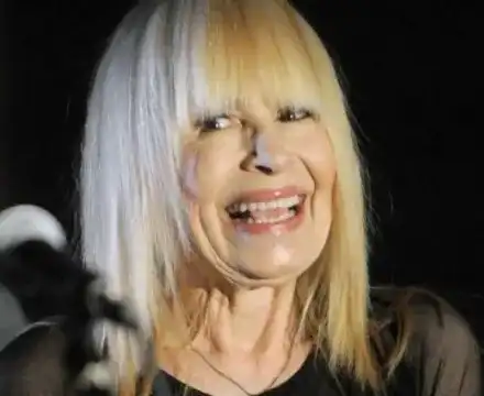 Лили Иванова продава апартамента си за 400 бона