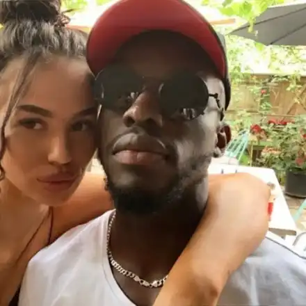 Любимата на Соу вдига краката (ФОТО)