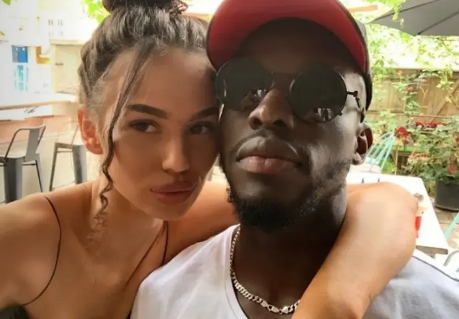 Любимата на Соу вдига краката (ФОТО)