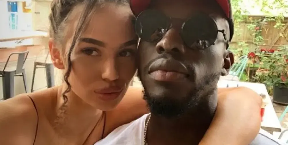 Любимата на Соу вдига краката (ФОТО)