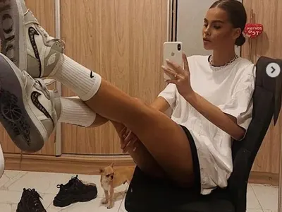 Любимата на Соу вдига краката (ФОТО)