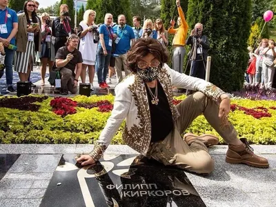 Лорд Евгени Минчев отсече: Калин Вельов да не се прави на Мат Деймън, Луиза облечена в скромен цветови букет и още + СНИМКИ