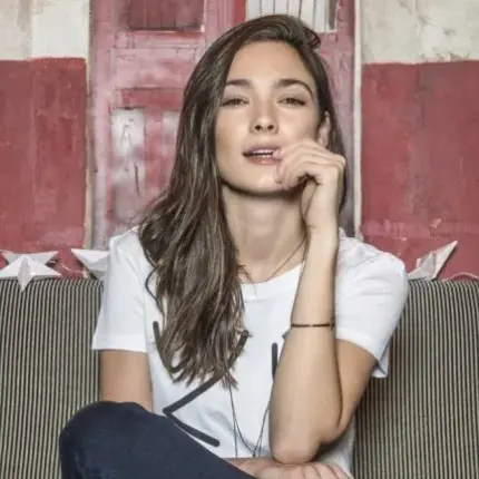 Лорина Камбурова заголи секси бедър в нета