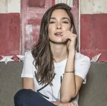 Лорина Камбурова заголи секси бедър в нета