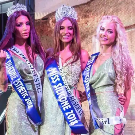 Мацка с 12 пластични операции и медицинска сестра атакуват „Мис Силикон“