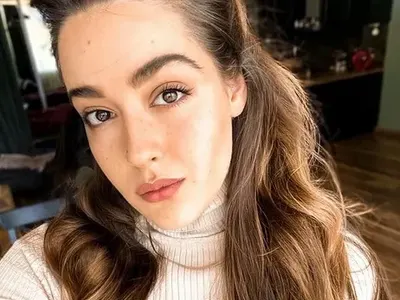 Мари на Гала ходи с пуловери на 40 градуса жега