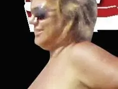 Марта Вачкова пак се пече без бански, но вече внимателно подбира къде да излага телесата си