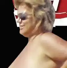 Марта Вачкова пак се пече без бански, но вече внимателно подбира къде да излага телесата си