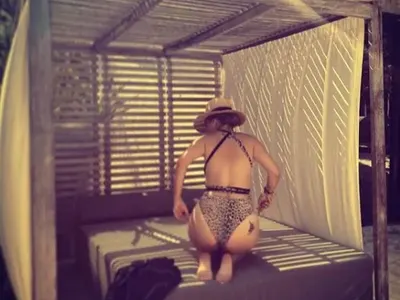 Мика Стоичкова горда със задните си части! Снима ги денонощно! (ВИЖТЕ ГИ)