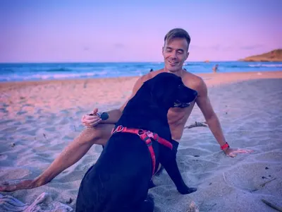 Ники Илиев на плаж с мъж и куче