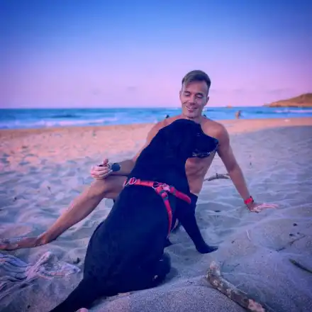 Ники Илиев на плаж с мъж и куче