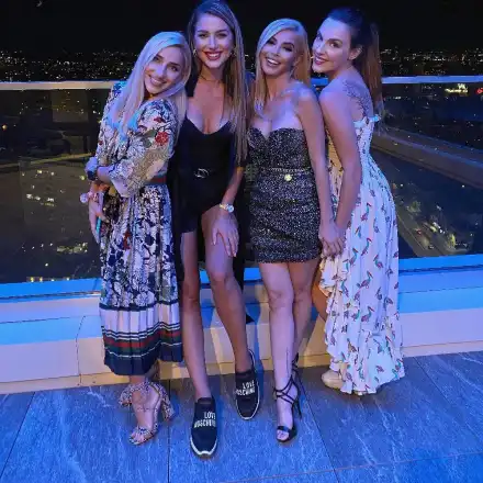 Ново звездно приятелство! МЕГЗ, Александра Петконова и гаджето на Сами Хосни са неразделни