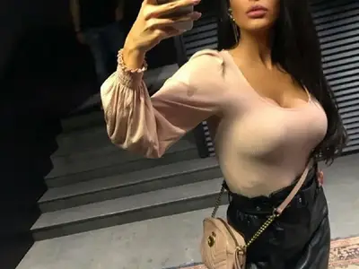 Оля се! Аделина Солтарийска иска 820 лева за носена рокля