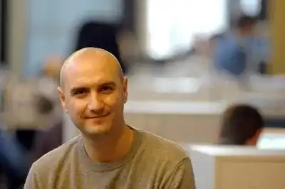 Овдовелият Емо Чолаков на море с децата