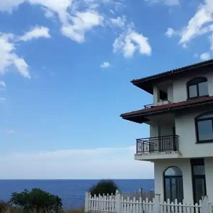 Пуст е палатът на Денкова и Стависки край морето! Фигуристите се изръсиха близо 1 милион лева за него (СНИМКИ)