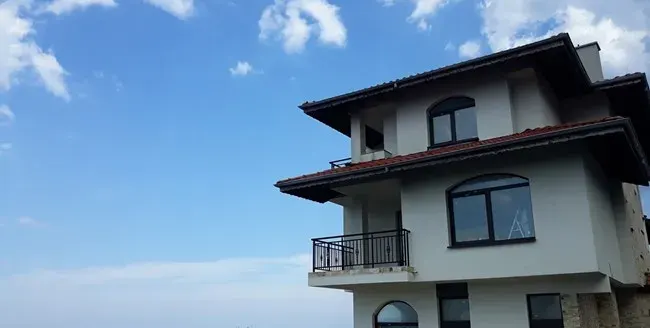 Пуст е палатът на Денкова и Стависки край морето! Фигуристите се изръсиха близо 1 милион лева за него (СНИМКИ)