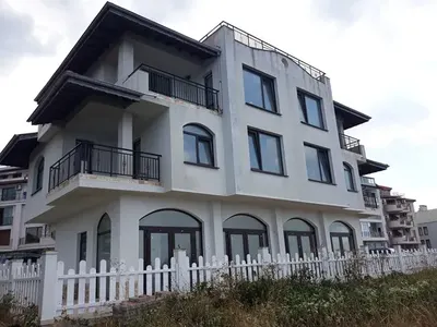 Пуст е палатът на Денкова и Стависки край морето! Фигуристите се изръсиха близо 1 милион лева за него (СНИМКИ)