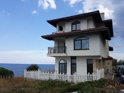 Пуст е палатът на Денкова и Стависки край морето! Фигуристите се изръсиха близо 1 милион лева за него (СНИМКИ)