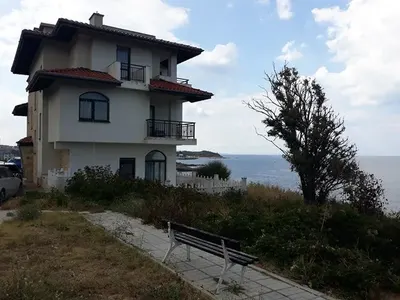 Пуст е палатът на Денкова и Стависки край морето! Фигуристите се изръсиха близо 1 милион лева за него (СНИМКИ)