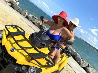 Ритонката развя огромните си бомби на плажа