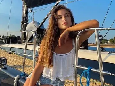 Саня Борисова бръмчи с нов любовник на луксозна почивка в Гърция